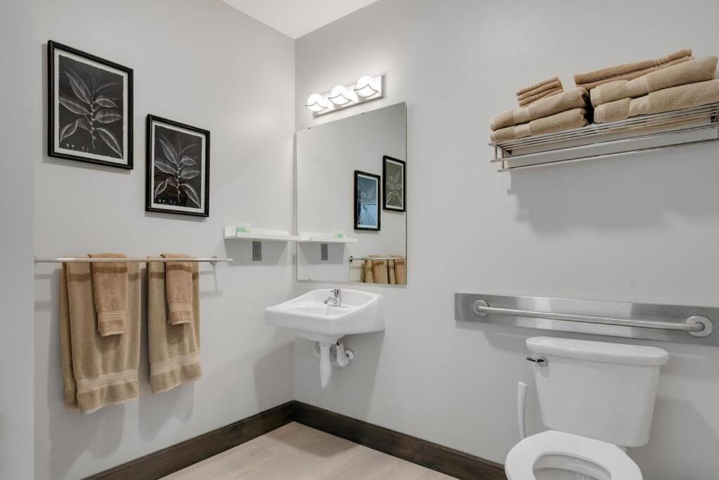 Barnwood Suite - Main Street Lodge In Берлин Экстерьер фото